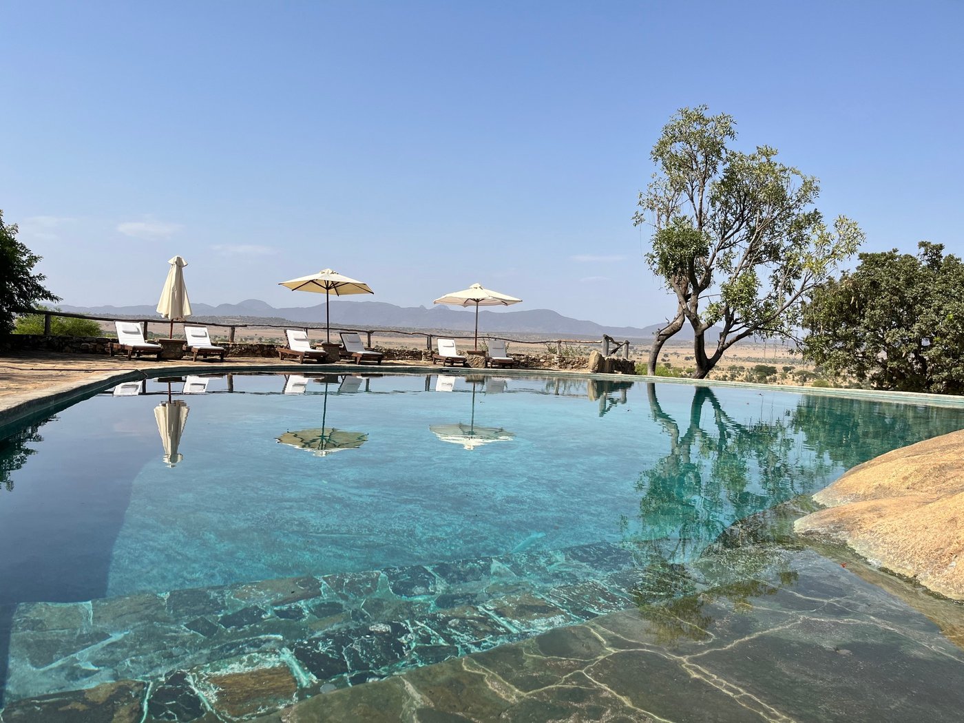 Infinity-Pool-Deck übersehend das Tal in Apoka Safari Lodge