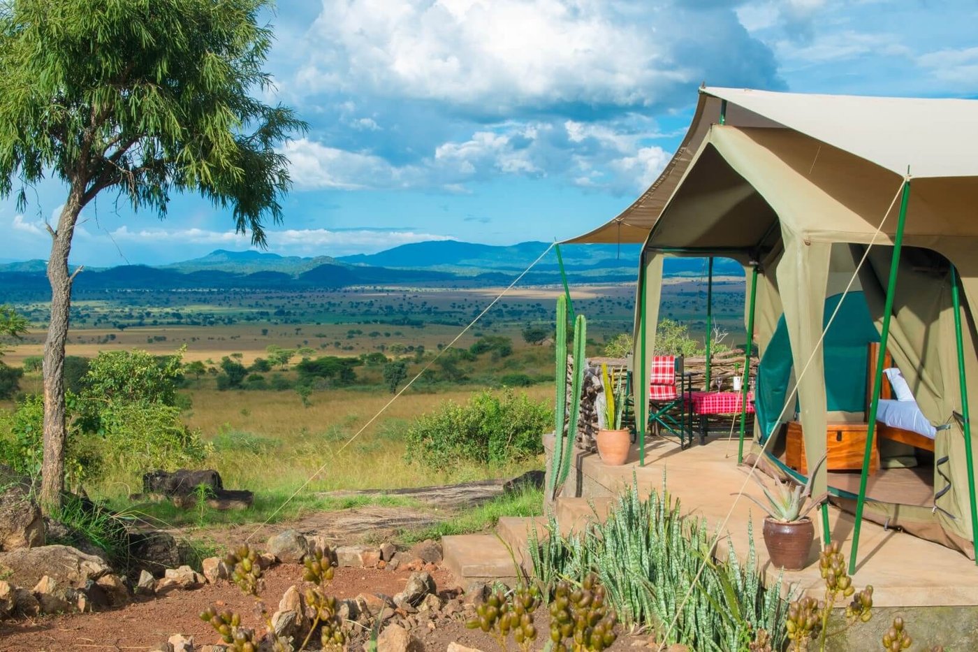 Das Deck eines Safari-Zelts blickt über die Savanne in der Kidepo Savannah Lodge