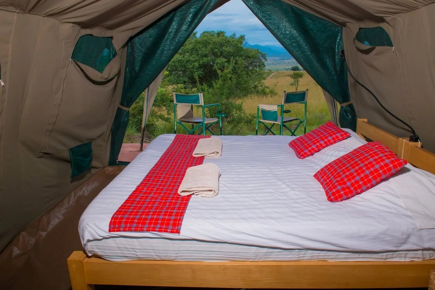 Zeltklappen rahmen einen Blick auf die Ebenen in der Kidepo Savannah Lodge