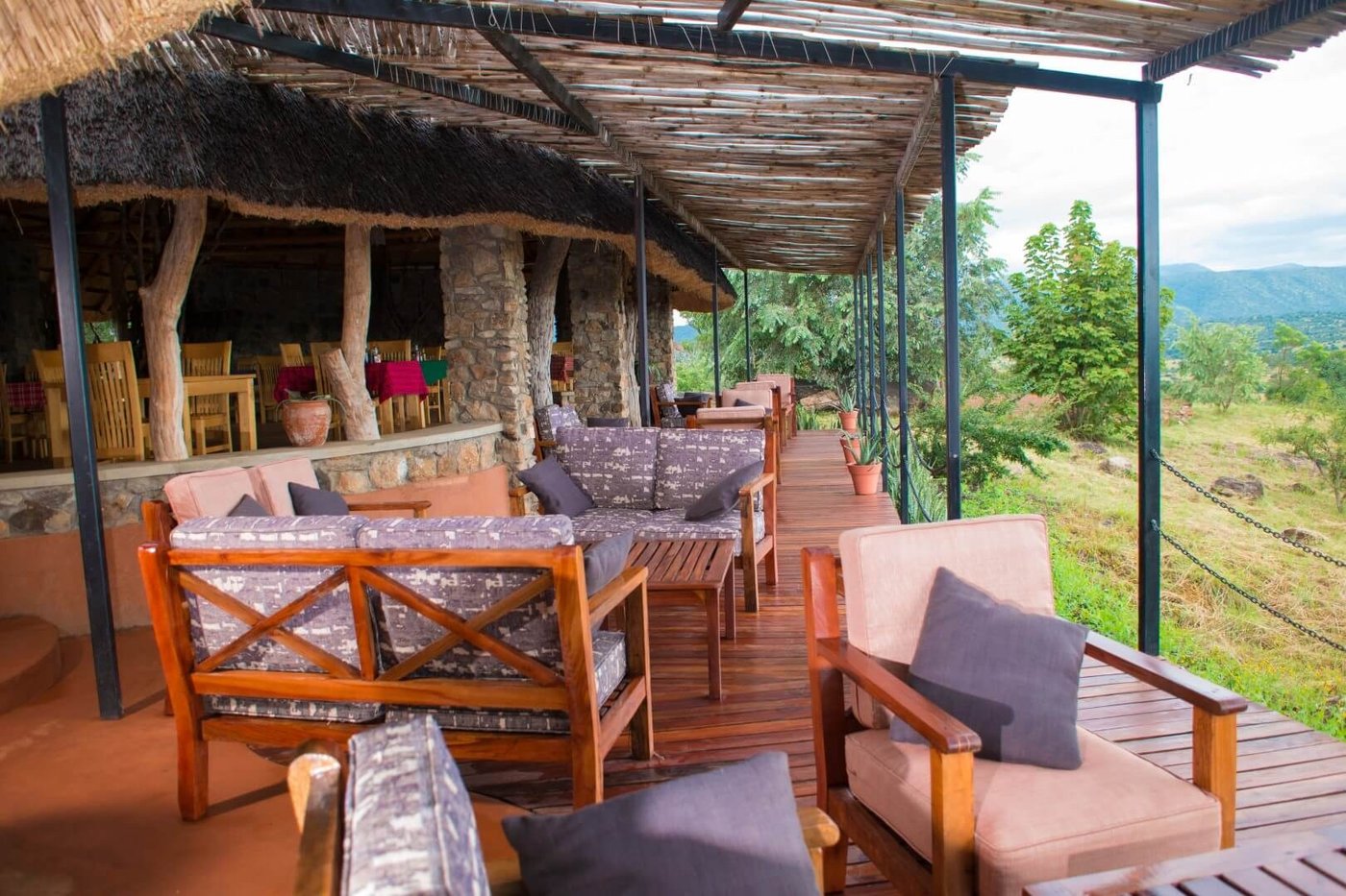 Ein überdachtes Lounge-Deck überblickt das Tal in der Kidepo Savannah Lodge