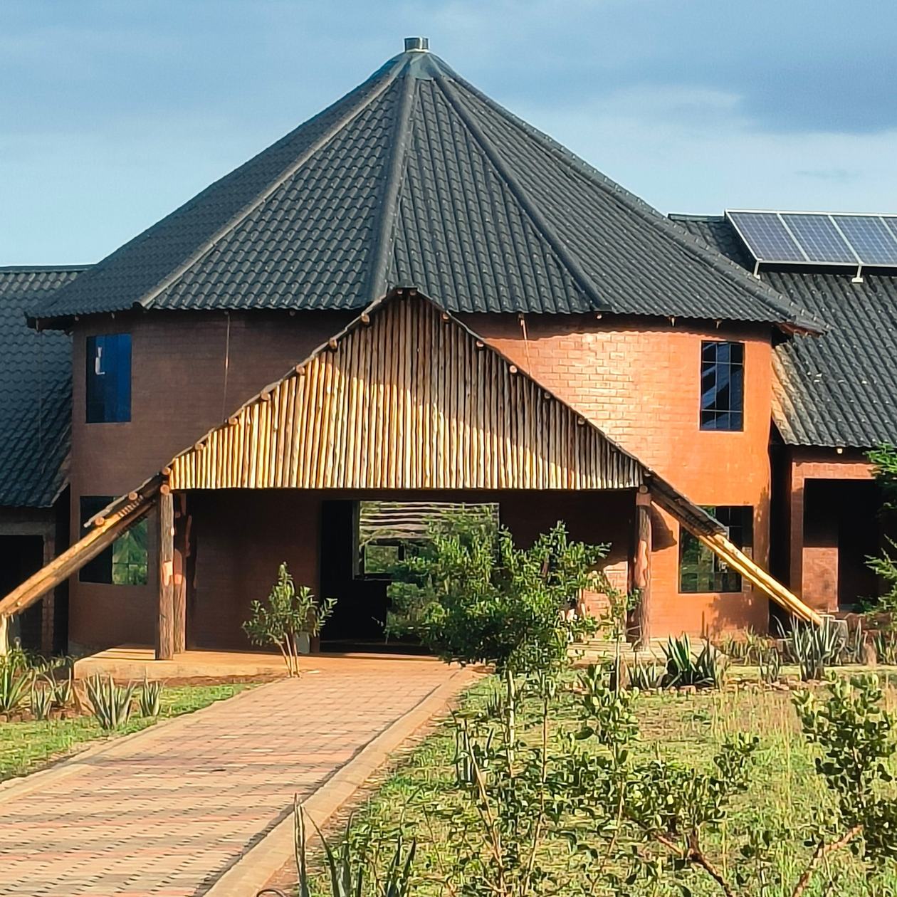 Le bâtiment de réception rond et chaumé de Mara Safari Lodge Kidepo